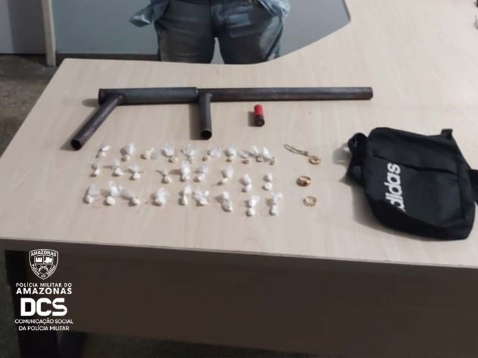 Polícia Militar detém homem com arma de fogo caseira e entorpecentes no Cidade de Deus