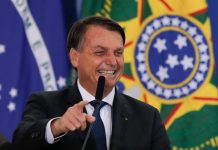 “Mergulhei de máscara para não pegar covid nos peixinhos”, diz Bolsonaro