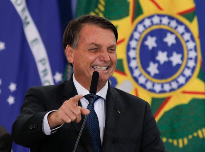 “Mergulhei de máscara para não pegar covid nos peixinhos”, diz Bolsonaro