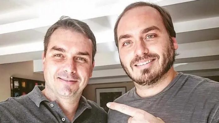 ‘Rachadinha’: investigações dos irmãos Flávio e Carlos Bolsonaro podem se encontrar