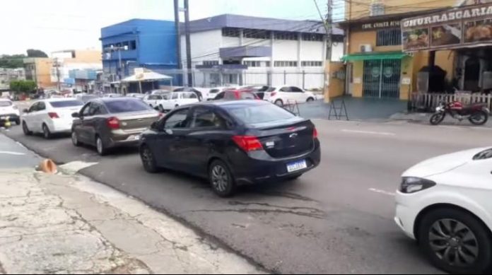 Motoristas de aplicativo devolvem carros para locadoras após lockdown em Manaus