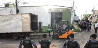 Policiais fazem escolta de cilindros doados por ONG a comunidade indígena