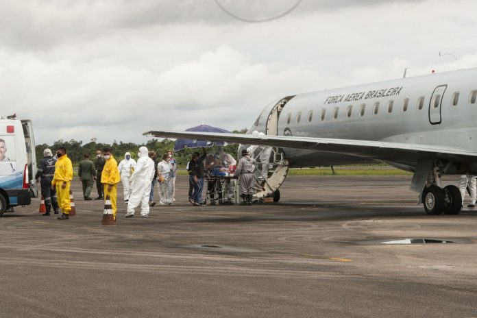 Amazonas realiza transferência de 15 pacientes com covid-19 para Goiás