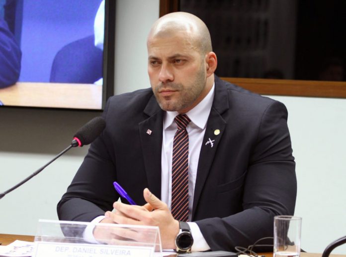 Alexandre de Moraes determina prisão domiciliar para Daniel Silveira