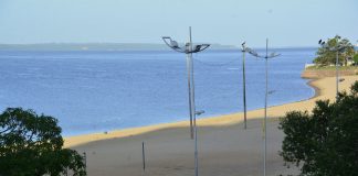 Praia da Ponta Negra segue interditada e Prefeitura abre a faixa liberada