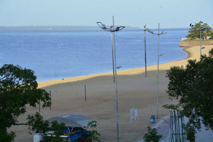 Praia da Ponta Negra segue interditada e Prefeitura abre a faixa liberada