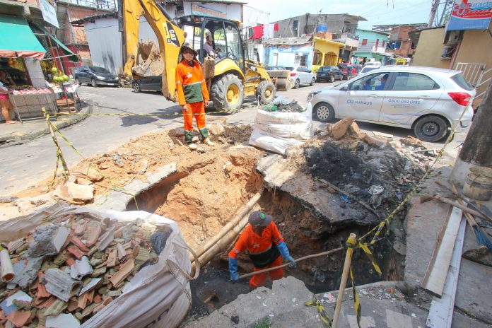 Prefeitura recupera rede de drenagem no bairro Compensa