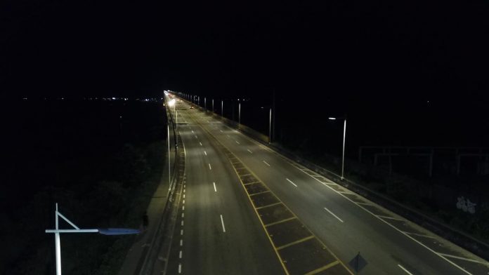 Serviços na iluminação cênica e náutica da Ponte Rio Negro avançam