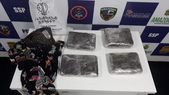 Dupla é flagrada com quatro quilos de maconha em embarcação