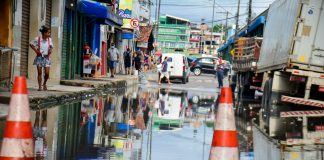 Cheia dos rios: Prefeitura de Manaus interdita trecho da rua dos Barés