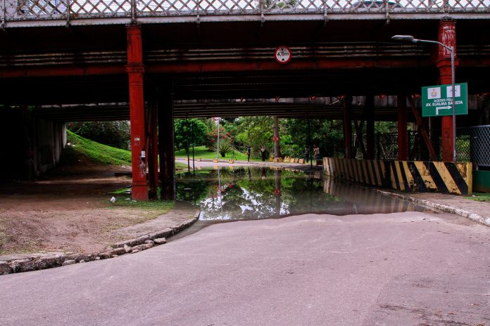 Alça inferior da Ponte dos Bilhares é interditada pela prefeitura