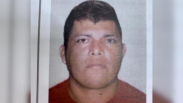 Polícia divulga imagem de homem foragido por cometer feminicídio