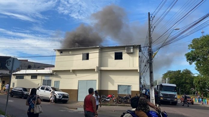 Incêndio atinge residência e assusta moradores em Manaus