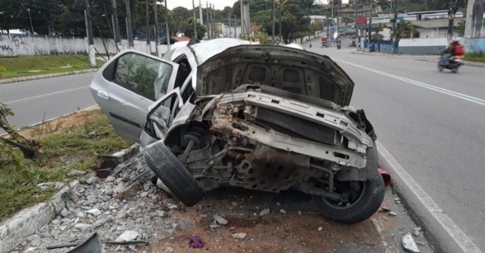 Homem morre em grave acidente após perder o controle do carro