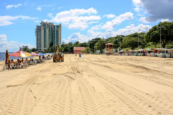 Com vazante do rio Negro, praia da Ponta Negra passa por nivelamento de areia