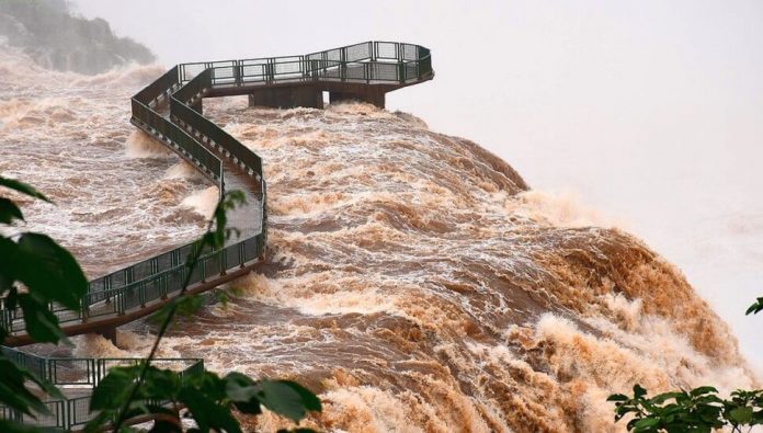 Fortes chuvas interditam passarela nas Cataratas do Iguaçu