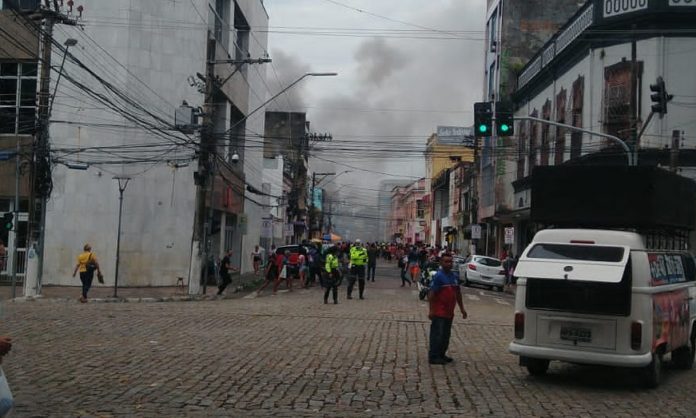 Curto-circuito provoca incêndio em casa no Centro de Manaus