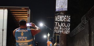 Banners e faixas são retirados de postes em vias de Manaus