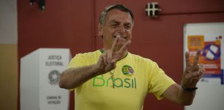 Bolsonaro vota no RJ e afirma estar confiante na vitória