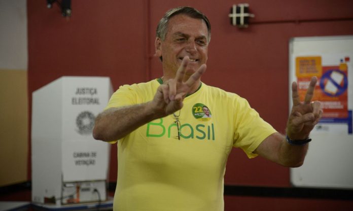 Bolsonaro vota no RJ e afirma estar confiante na vitória