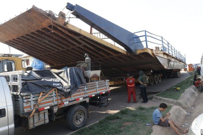 Balsa inicia travessia de veículos e cargas no rio Curuçá