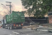 Caminhão colide com poste de energia na avenida Efigênio Sales