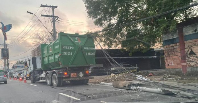 Caminhão colide com poste de energia na avenida Efigênio Sales