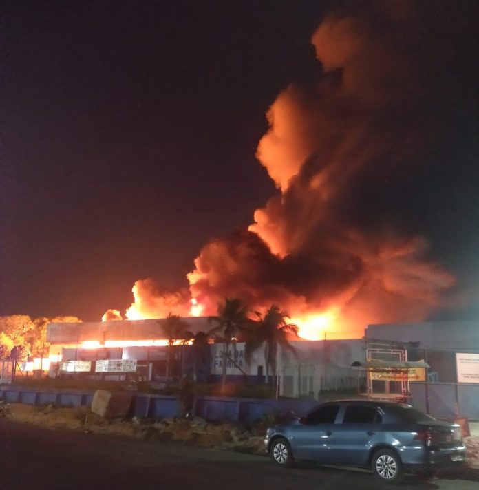 Incêndio atinge fábrica de colchões no Tarumã; veja vídeo