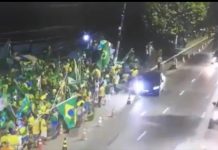 Motorista tenta atropelar manifestantes em frente ao CMA; veja vídeo