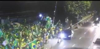 Motorista tenta atropelar manifestantes em frente ao CMA; veja vídeo