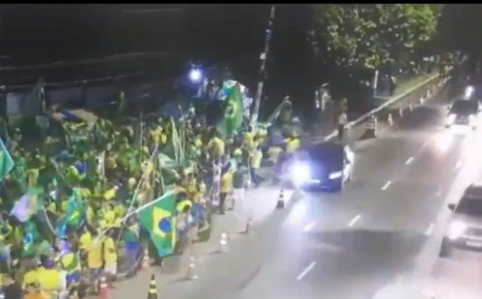 Motorista tenta atropelar manifestantes em frente ao CMA; veja vídeo