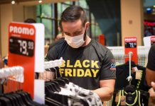 Blitz da Black Friday fiscaliza preços promocionais em shopping de Manaus