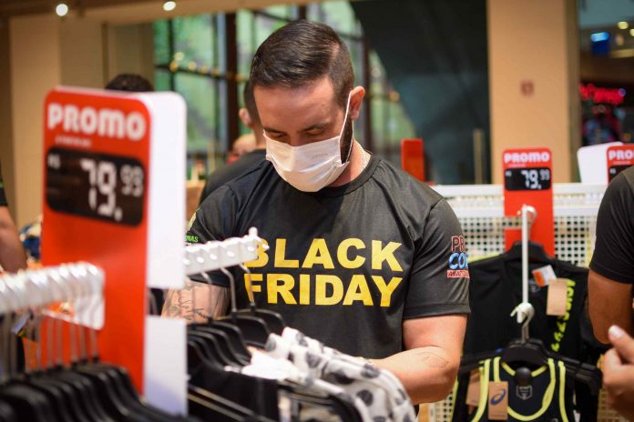 Blitz da Black Friday fiscaliza preços promocionais em shopping de Manaus