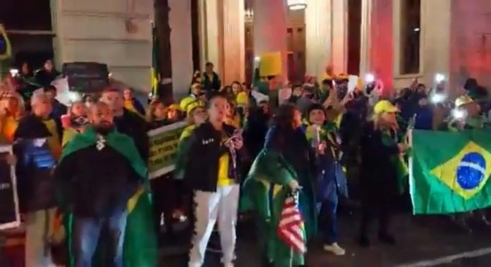 Manifestantes hostilizam ministros do STF na porta de hotel em Nova York