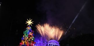 Árvore de Natal de 30 metros é inaugurada no Largo São Sebastião; veja vídeo