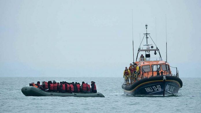 França permite que barco de imigrantes atraque e faz críticas à Itália