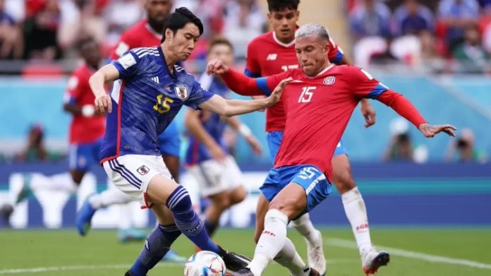 Costa Rica marca após falha do goleiro do Japão e ainda respira na Copa