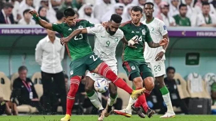 México vence Arábia Saudita, mas perde vaga às oitavas no saldo de gols