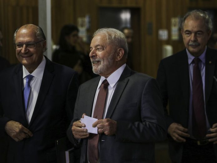 Lula e Alckmin retornam a Brasília e governo eleito articula PEC do Estouro