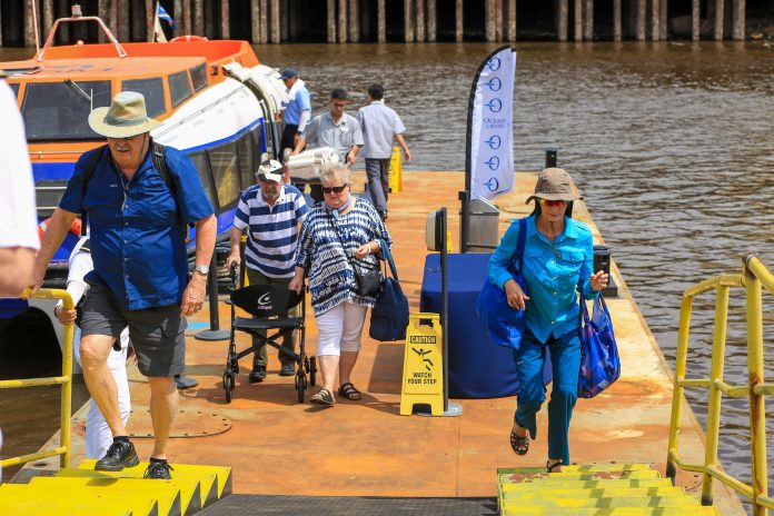 Navio com 1,2 mil turistas chega a Manaus e abre Temporada de Cruzeiros