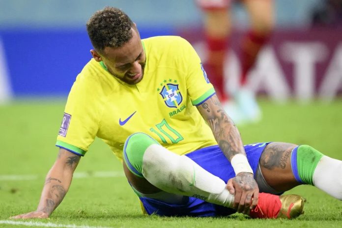 Neymar e Danilo estão fora da Seleção Brasileira na primeira fase da Copa do Mundo