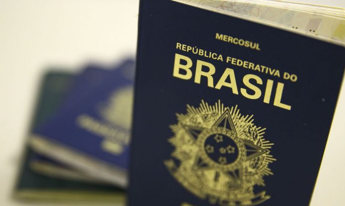 Secretário do Tesouro diz que será liberada verba para retomar emissão de passaportes