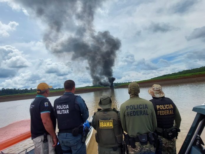 Balsa usada em garimpo legal é destruída pela PF no Amazonas