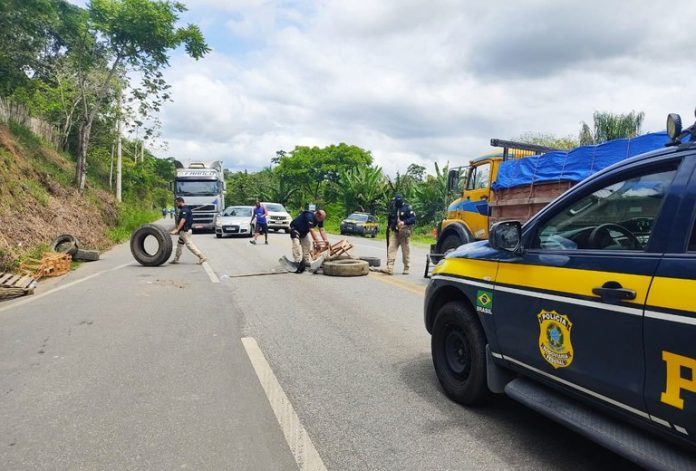 Bloqueios de rodovias ainda são registrados em ao menos sete estados, diz PRF