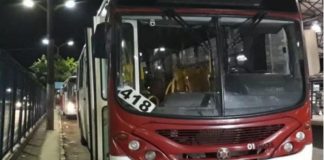 Criminosos rendem motorista e assaltam ônibus da linha 418