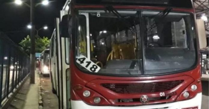 Criminosos rendem motorista e assaltam ônibus da linha 418