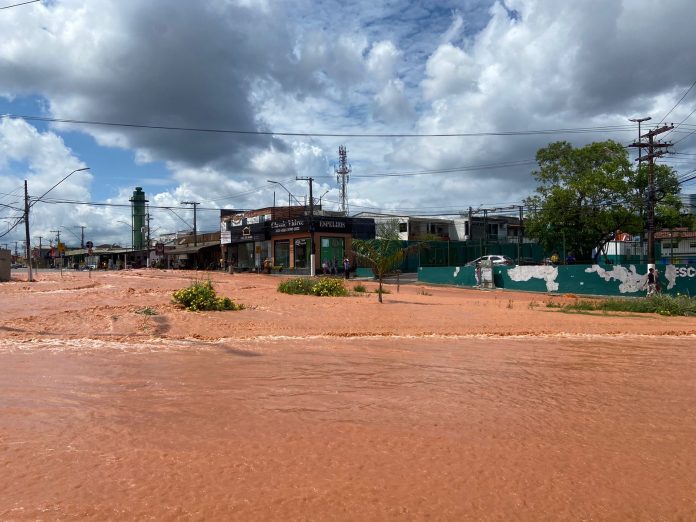 Tubulação rompe no bairro Compensa e causa transtorno no trânsito; veja vídeo