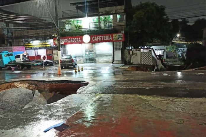 Mais de 35 ocorrências de trânsito e defesa civil são registradas em dia de chuva em Manaus