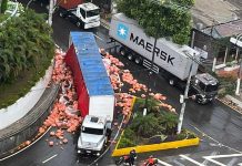 Carga de refrigerantes cai de caminhão em avenida de Manaus e deixa trânsito lento