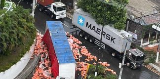 Carga de refrigerantes cai de caminhão em avenida de Manaus e deixa trânsito lento